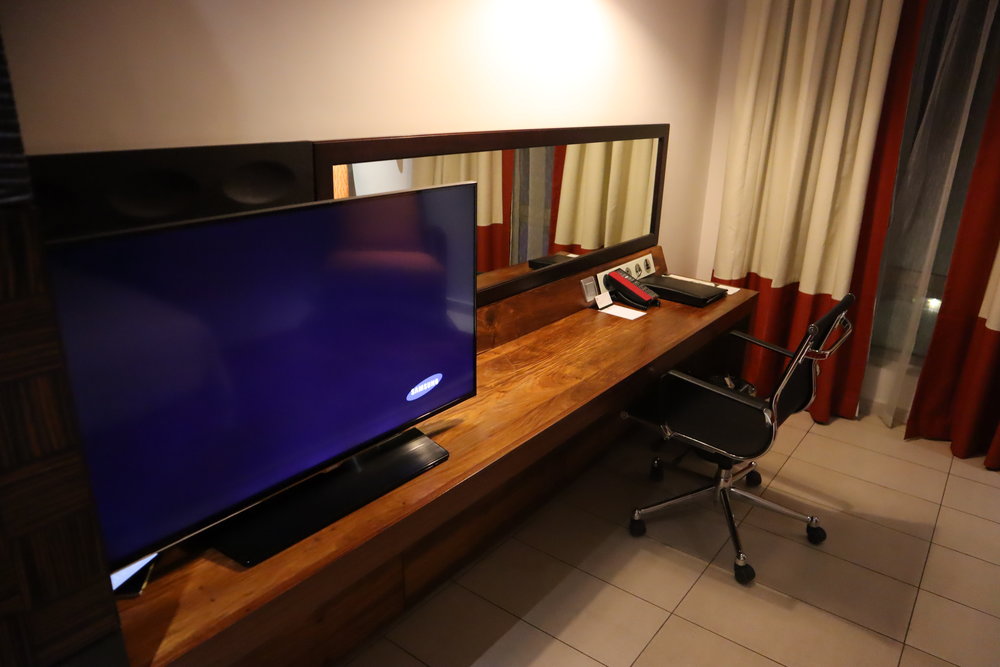 Accra Marriott Hotel – TV and desk