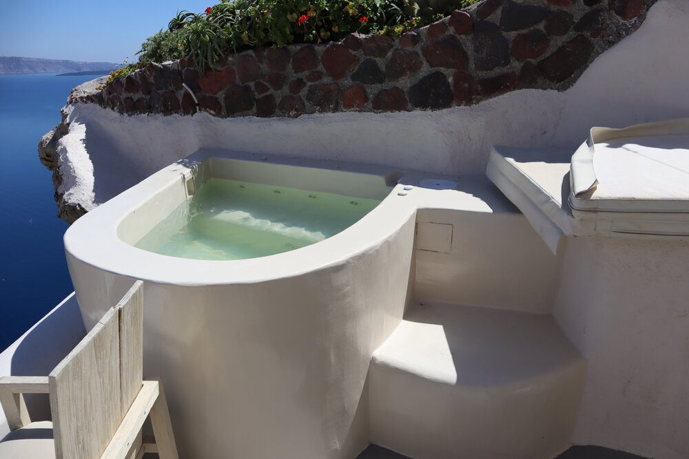 Mystique Santorini – Wet Allure Suite whirlpool