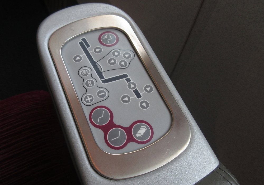 Qatar Airways 777 business class – Seat controls