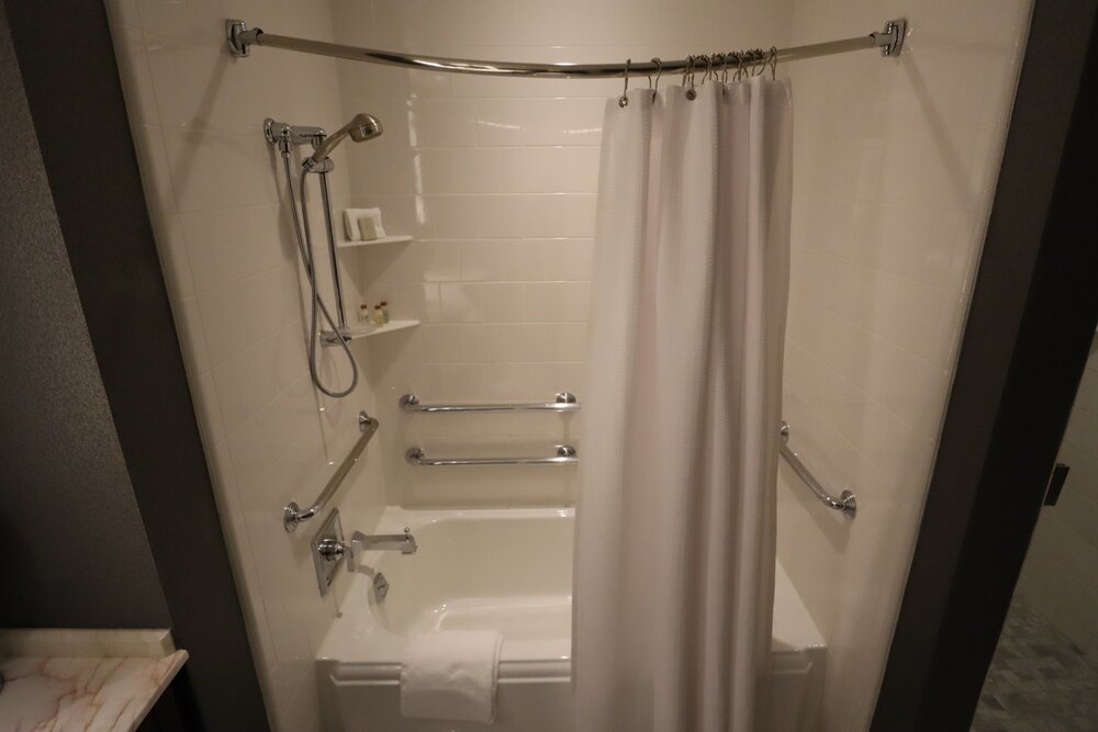 Renaissance Providence Downtown – Vice Presidential Suite bathtub