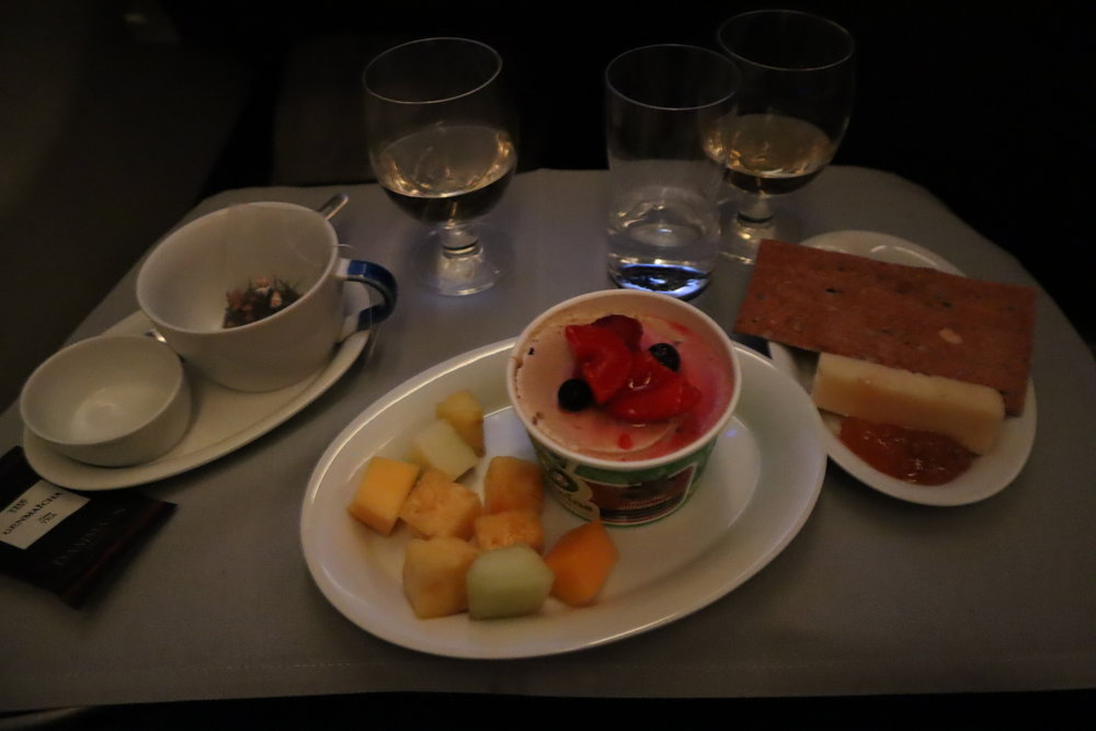 SAS business class – Dessert &amp; cheese course