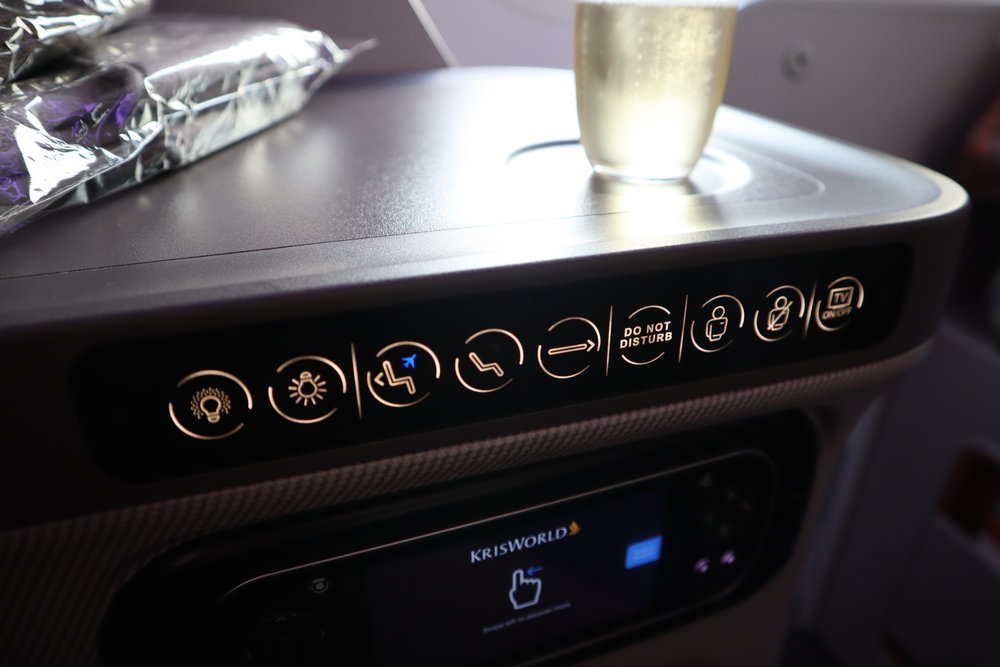 Singapore Airlines 787-10 business class – Seat controls