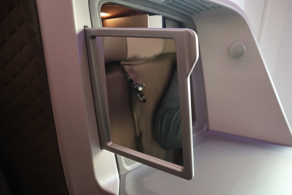 Singapore Airlines 787-10 business class – Vanity mirror