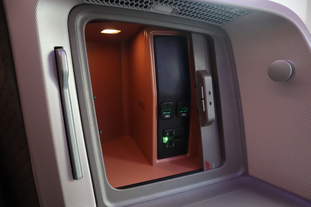 Singapore Airlines 787-10 business class – Storage unit