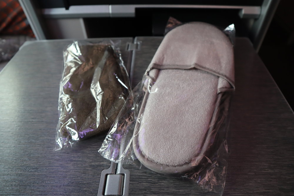 Singapore Airlines 787-10 business class – Eye mask and slippers