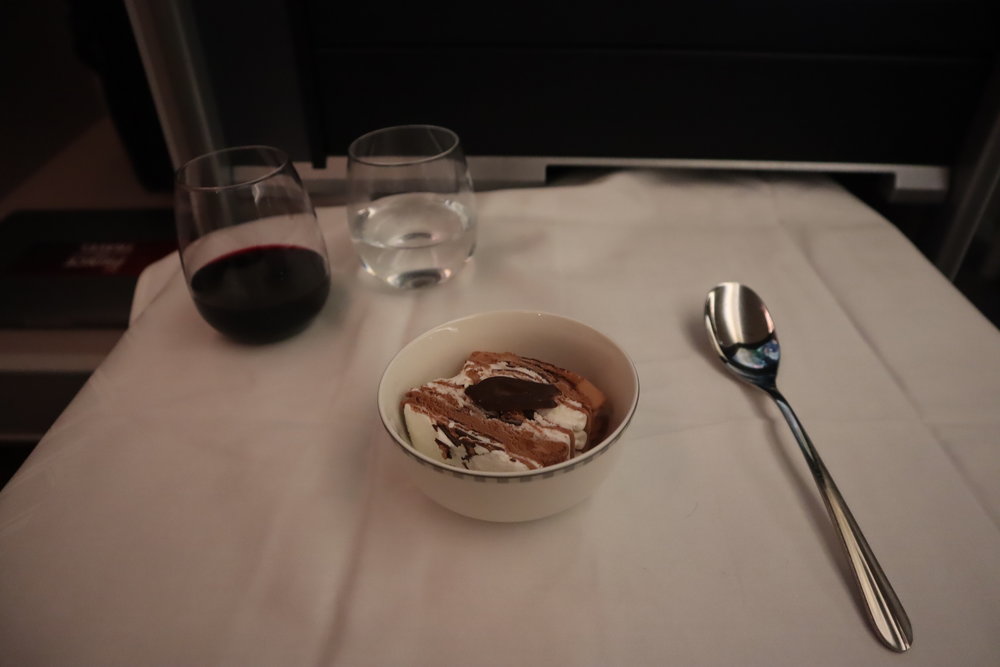 Singapore Airlines 787-10 business class – Tiramisu cake