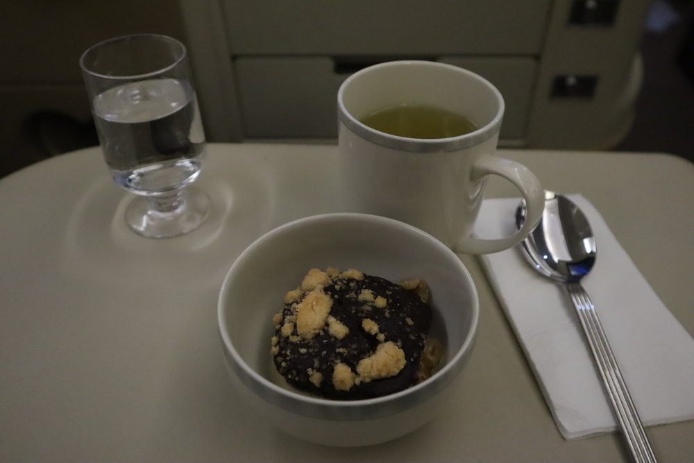 Singapore Airlines A330 business class – Ginger chocolate cake