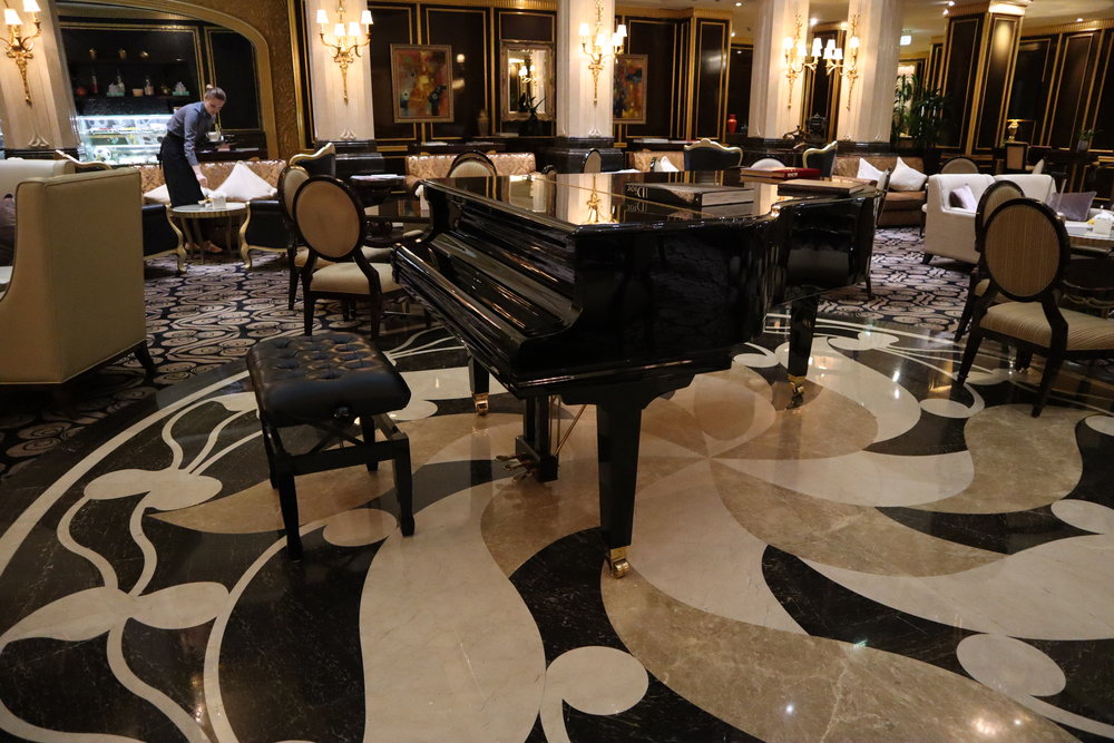 St. Regis Moscow Nikolskaya – Lobby lounge piano