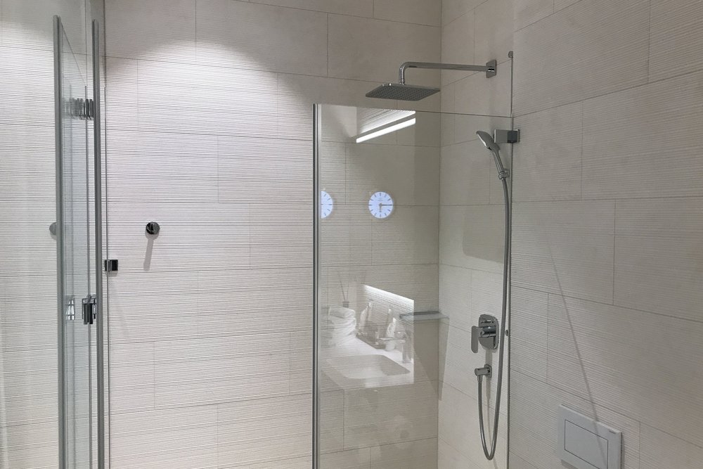 Swiss First Class Lounge Zurich – Day room shower