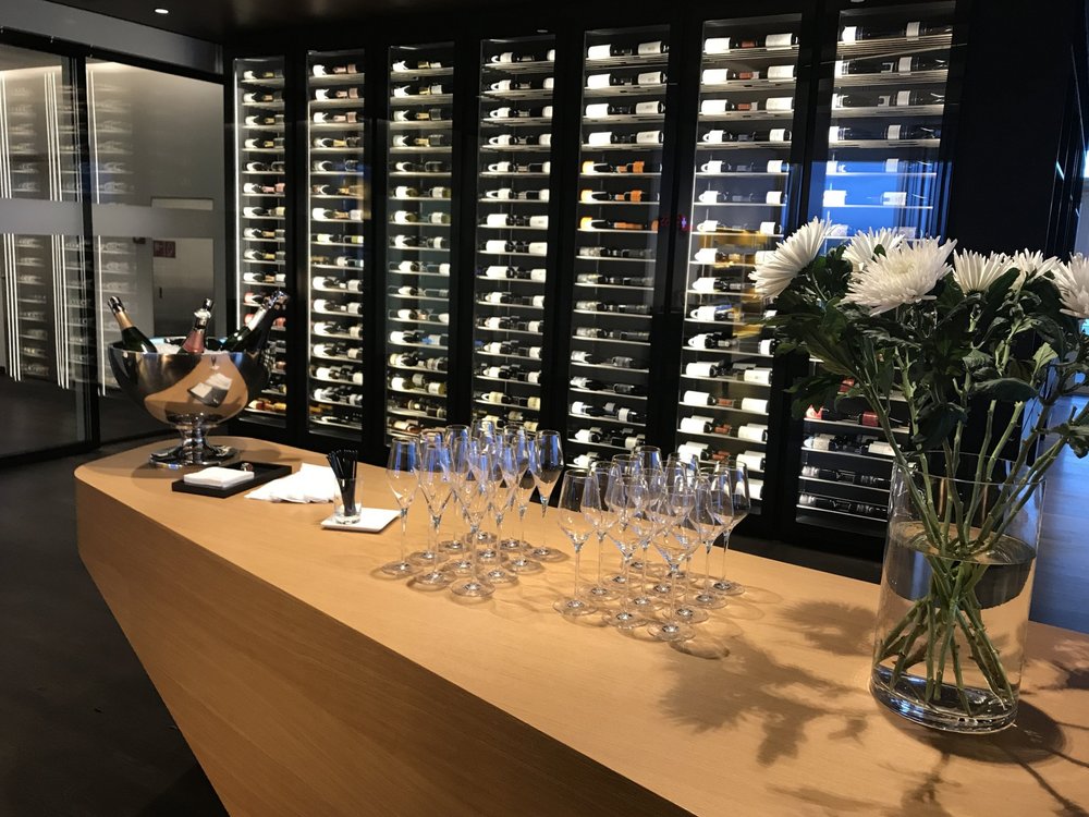 Swiss First Class Lounge Zurich – Champagne bar