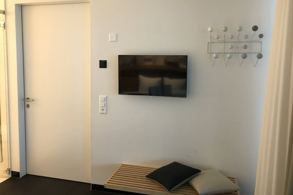 Swiss First Class Lounge Zurich – Day room luggage rack and TV