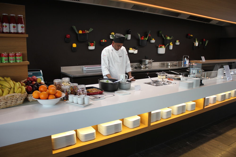 Live cooking station at the Swiss Senator &amp; Business Lounge Zurich