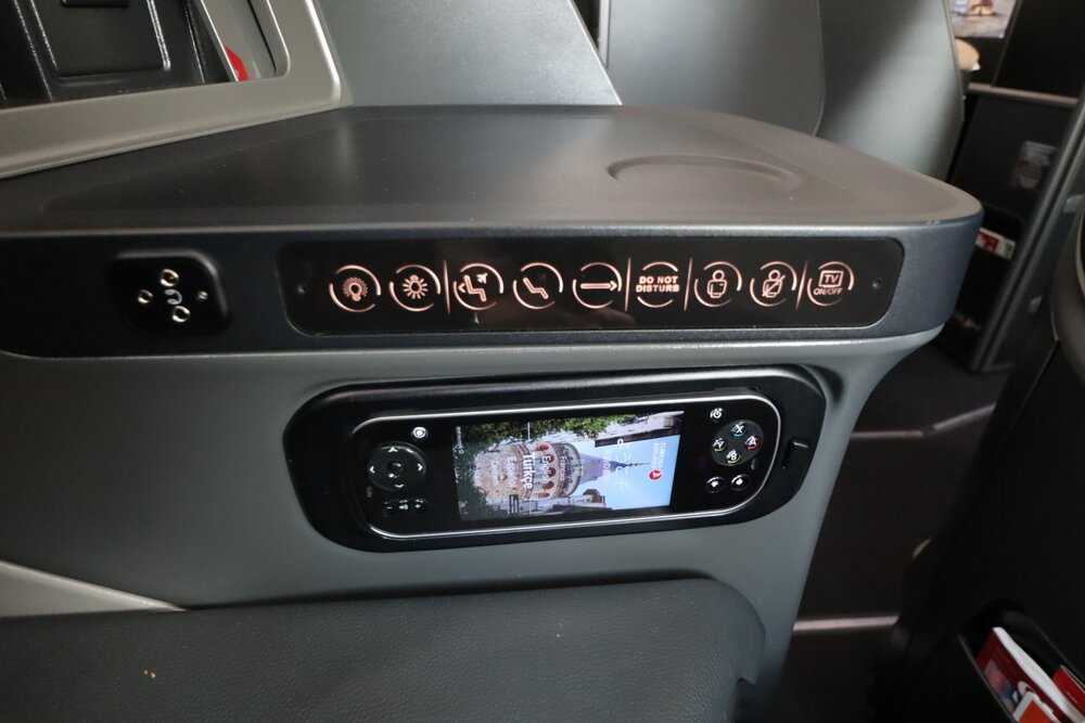 Turkish Airlines 787 business class – Seat and entertainment controls