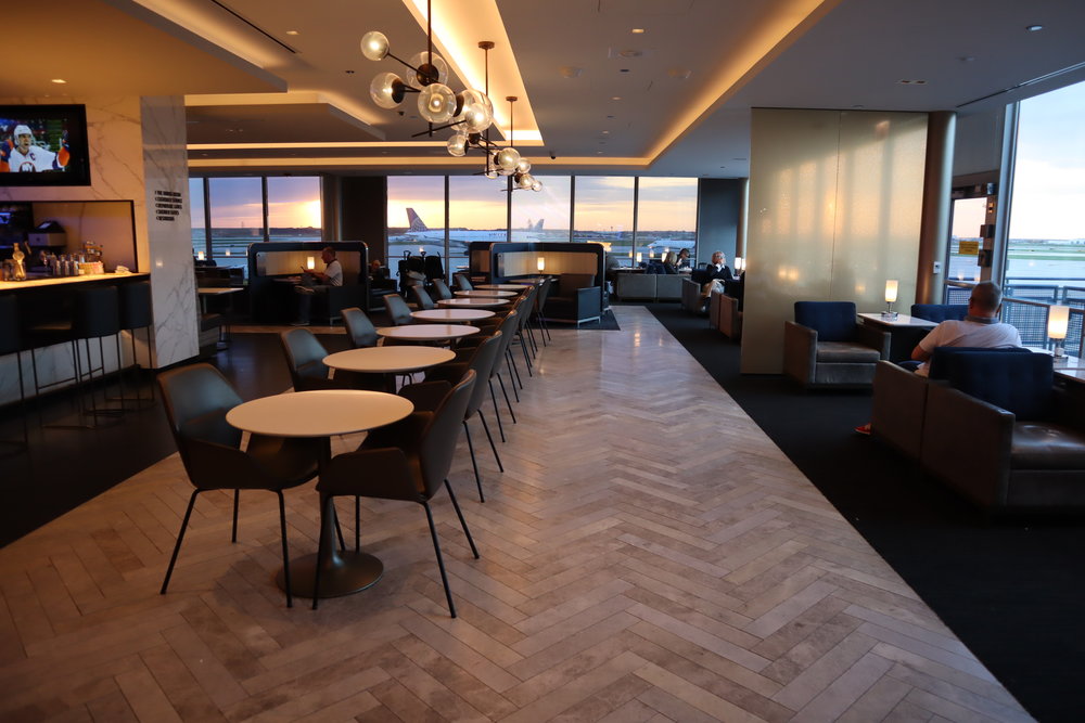 United Polaris Lounge Chicago – Seating