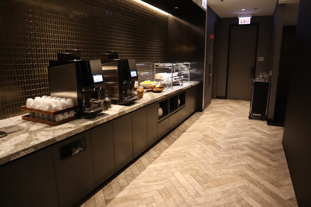 United Polaris Lounge Chicago – Self-serve drinks and snacks