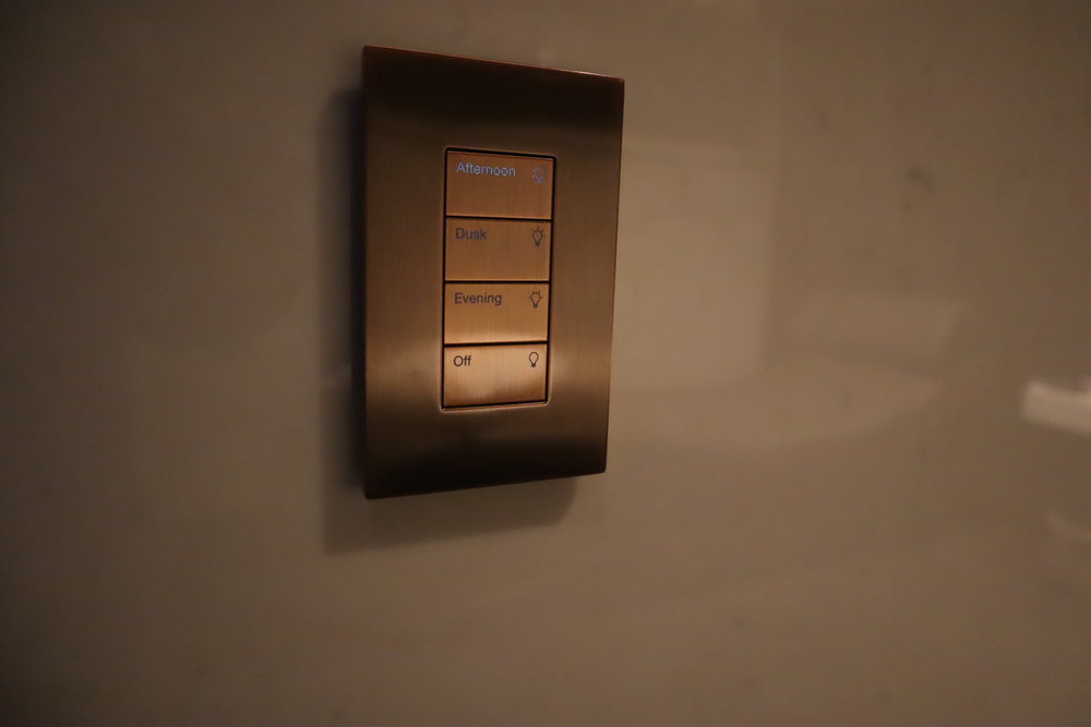 United Polaris Lounge Chicago – Daybed light switch