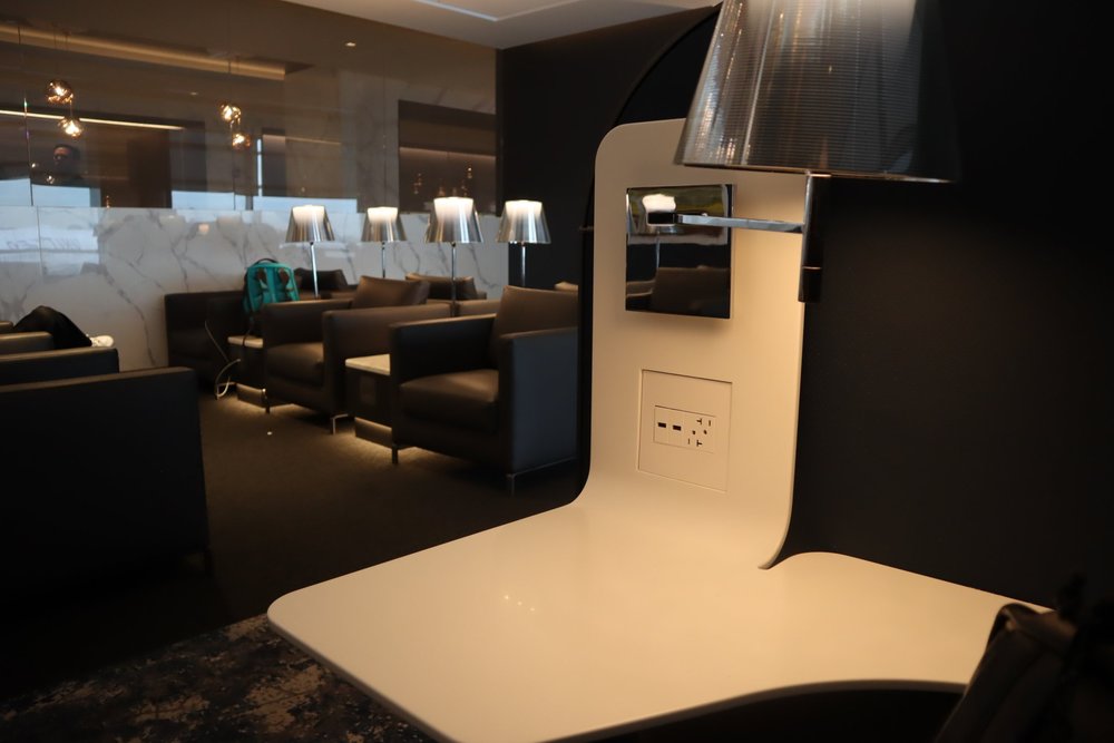 United Polaris Lounge Newark – Seating pod features