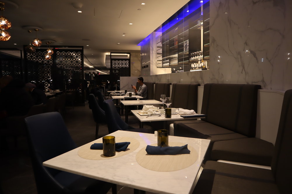 United Polaris Lounge Newark – Sit-down dinner