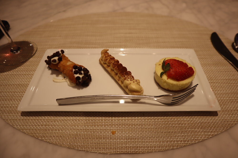 United Polaris Lounge Newark – New Yorker dessert trio