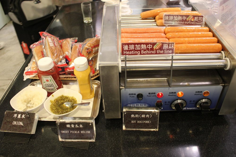 The Infinity Lounge by EVA Air – Hot dog roller