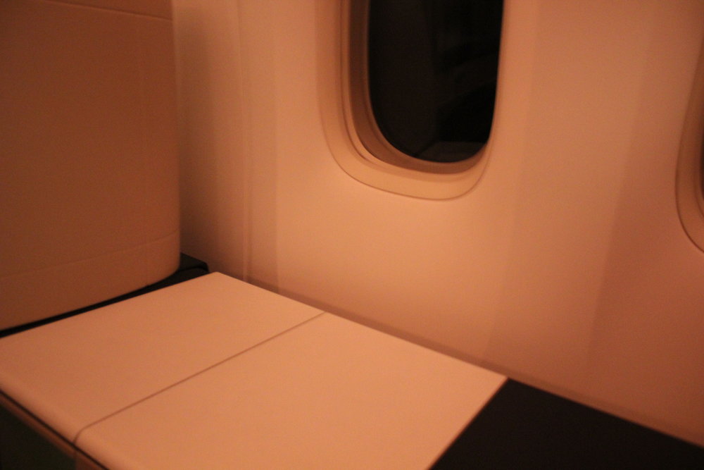 Swiss 777 business class – Throne seat surface space