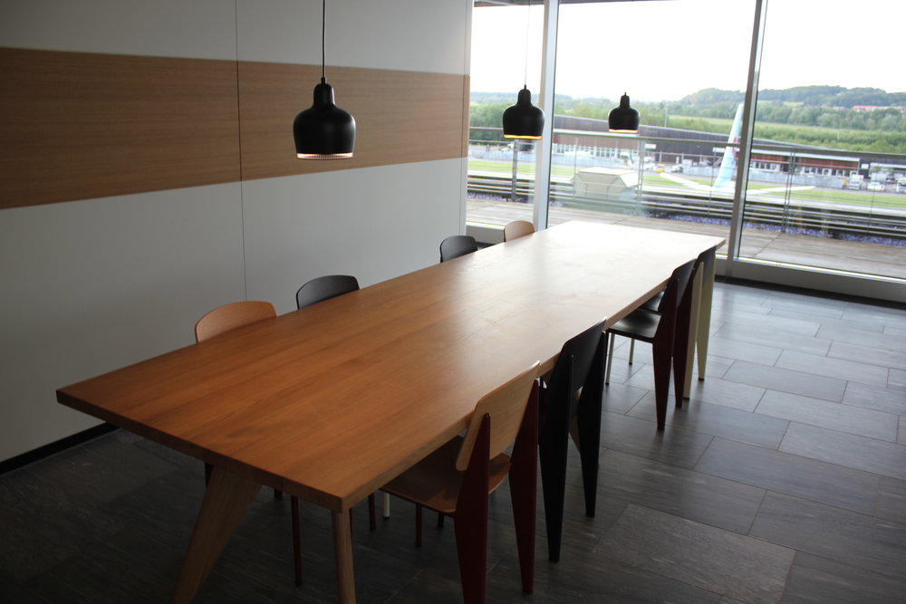 Swiss Senator Lounge Zurich – Dining table