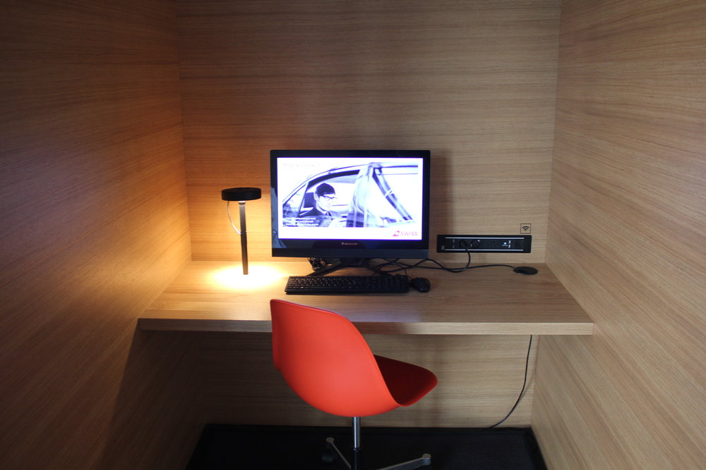 Swiss Senator Lounge Zurich – Computer workstation