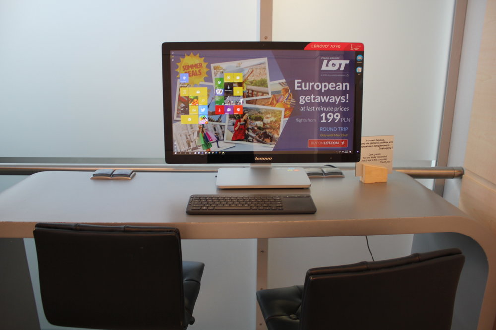 LOT Business Lounge Warsaw – Computer workstation