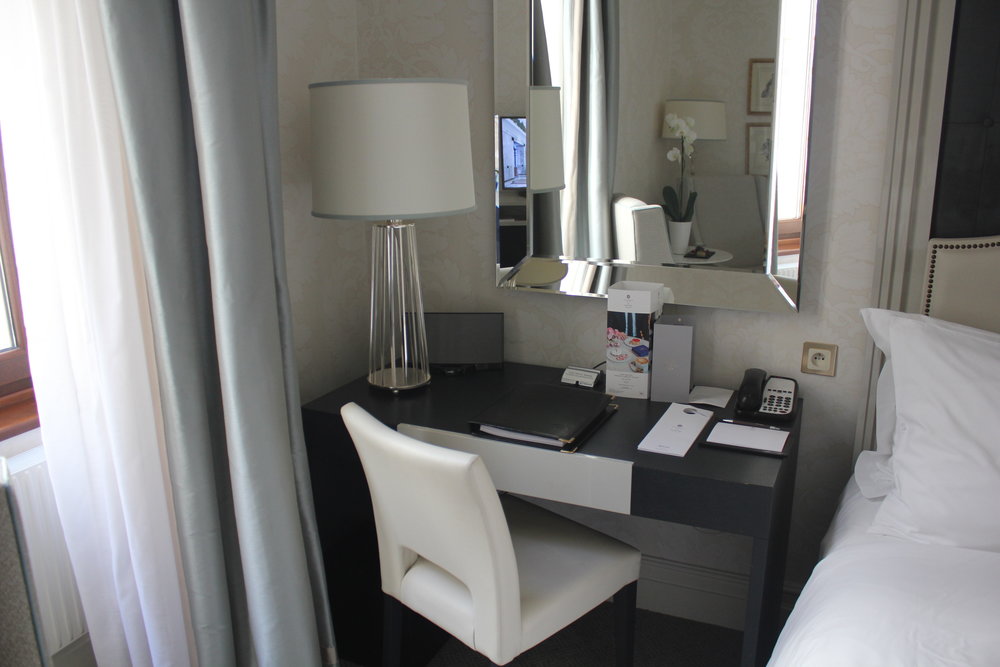 Hotel Bristol Warsaw – Desk