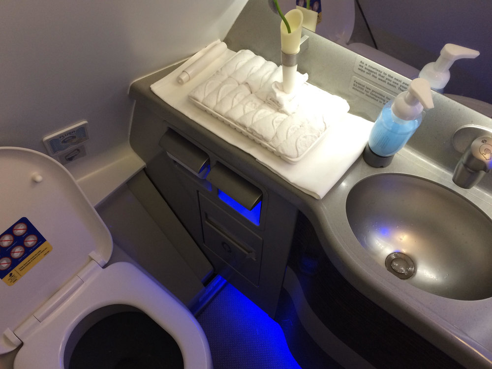 Brussels Airlines business class – Bathroom