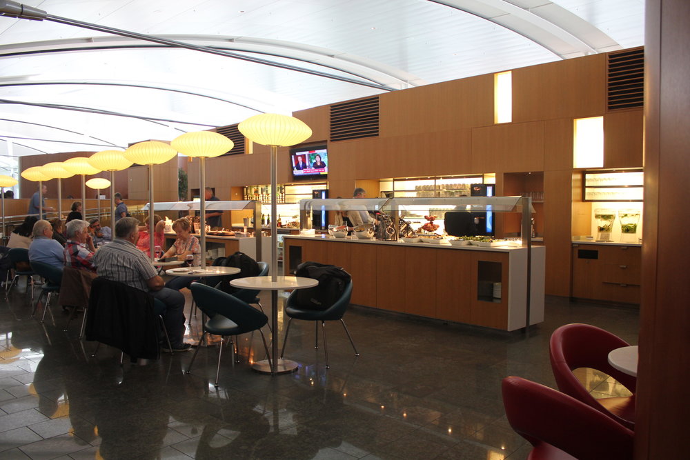 Air Canada Maple Leaf Lounge Toronto (International) – Main dining area