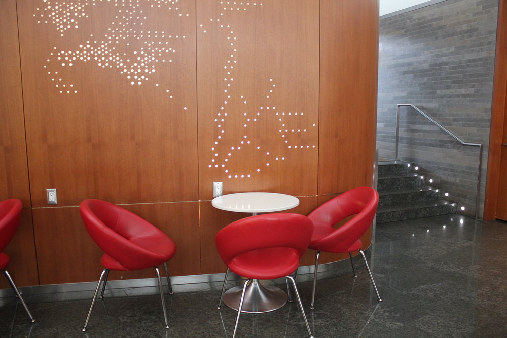 Air Canada Maple Leaf Lounge Toronto (International) – Dining table and seats