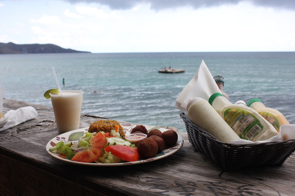 South Friar's Bay – Lunch at Shipwreck Beach Bar