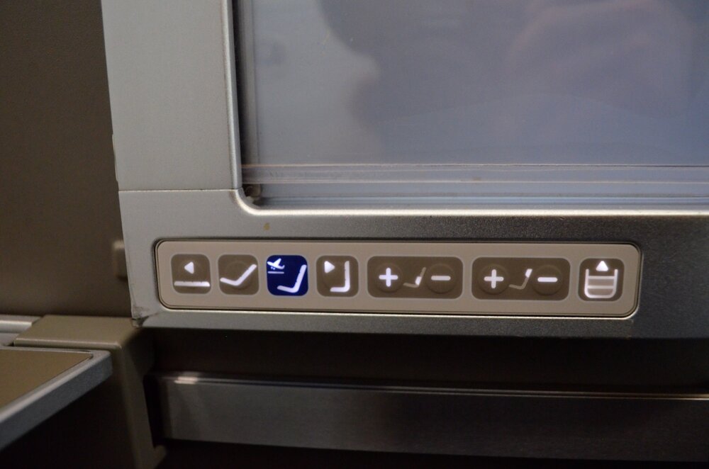 British Airways 787 business class – Seat controls