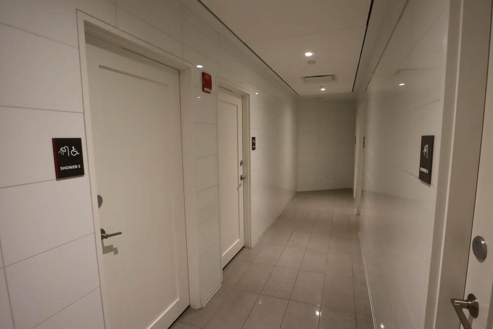 American Airlines Flagship Lounge New York JFK – Shower rooms