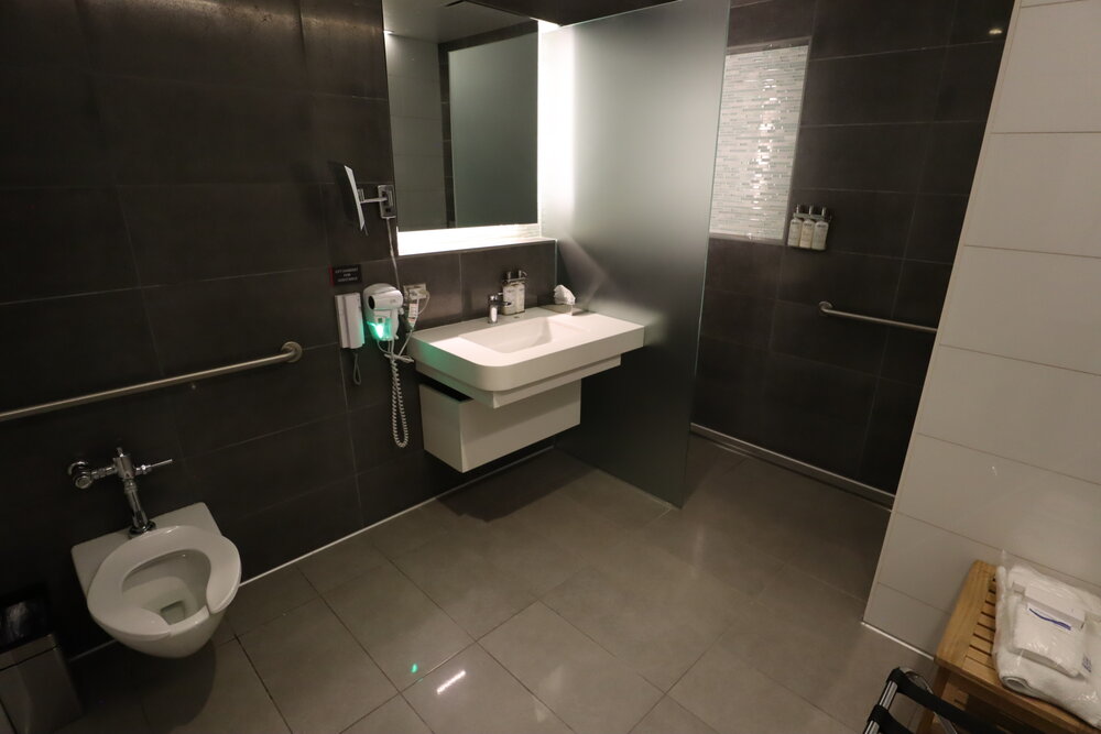 American Airlines Flagship Lounge New York JFK – Shower room