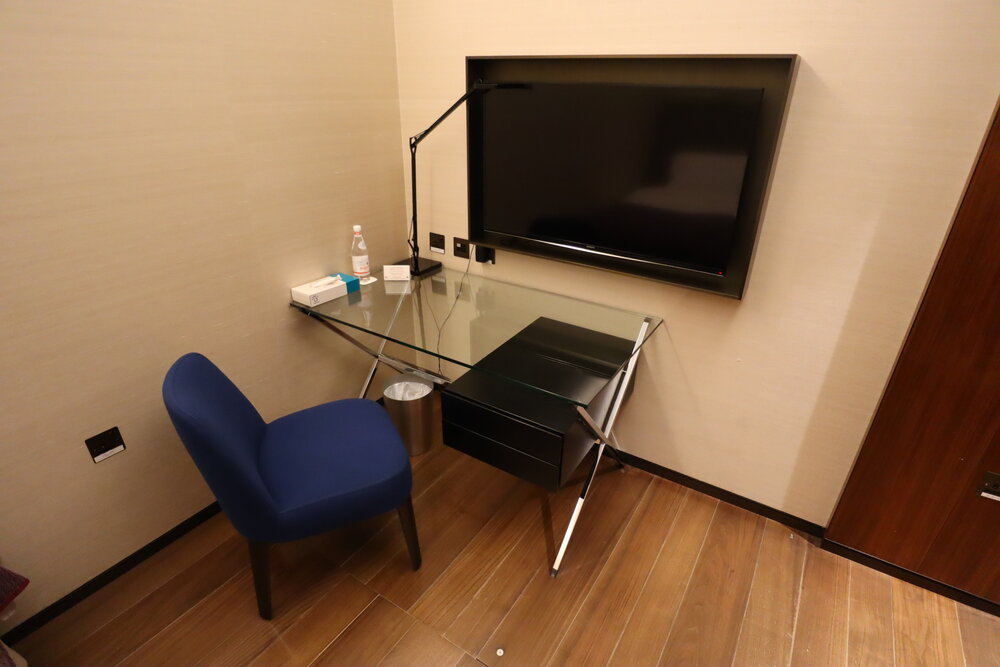 Qatar Airways Al Safwa First Class Lounge Doha – Private room desk