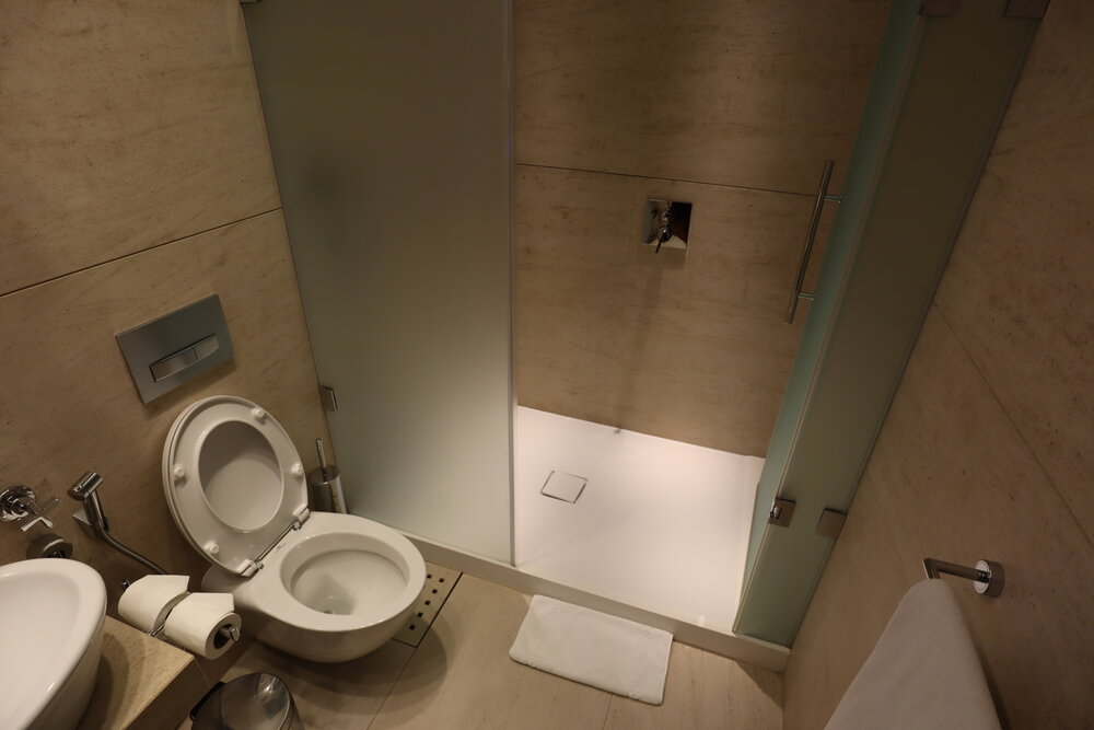 Qatar Airways Al Safwa First Class Lounge Doha – Private room shower