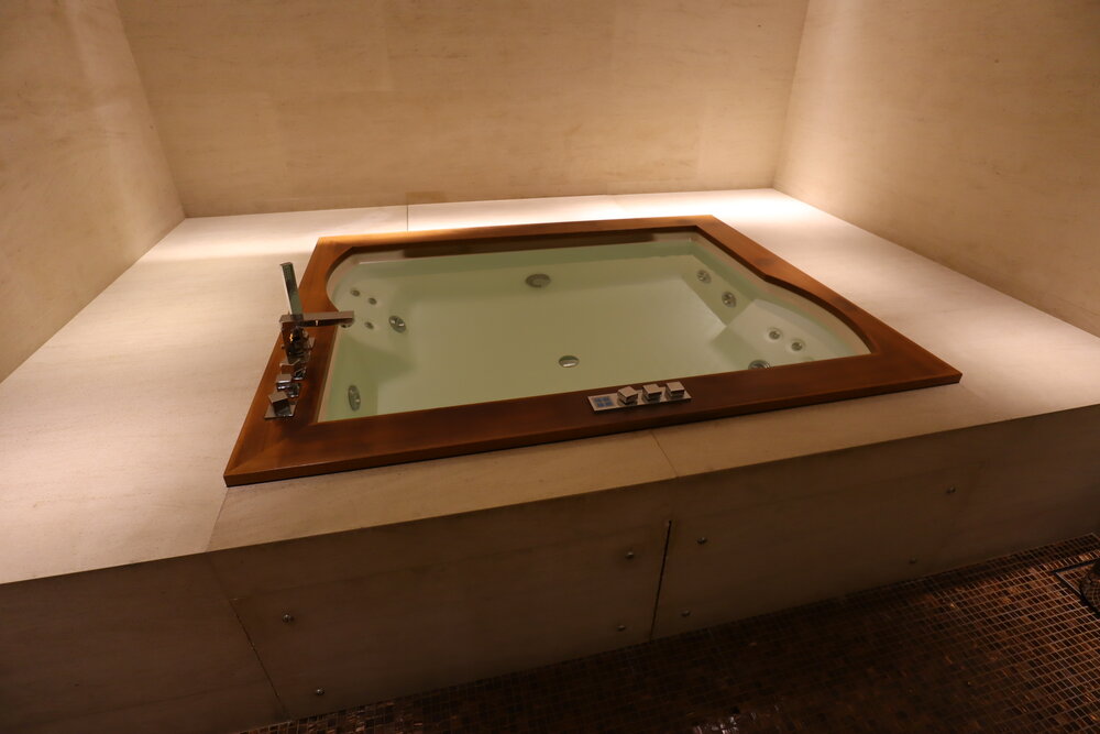 Qatar Airways Al Safwa First Class Lounge Doha – Jacuzzi