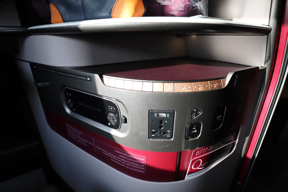 Qatar Airways 777 Qsuites business class – Seat features