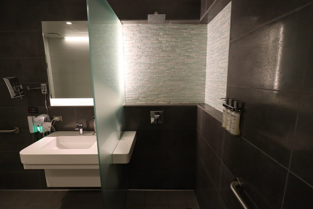 American Airlines Flagship Lounge New York JFK – Shower room