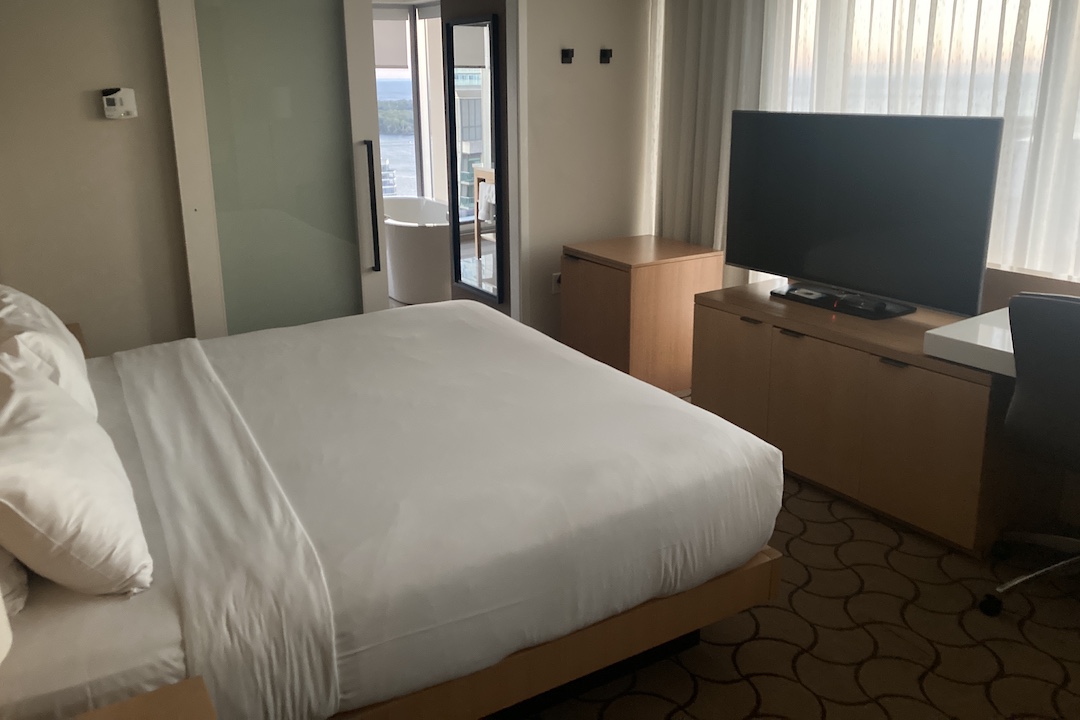 Delta Toronto – Deluxe Guest room, smart TV