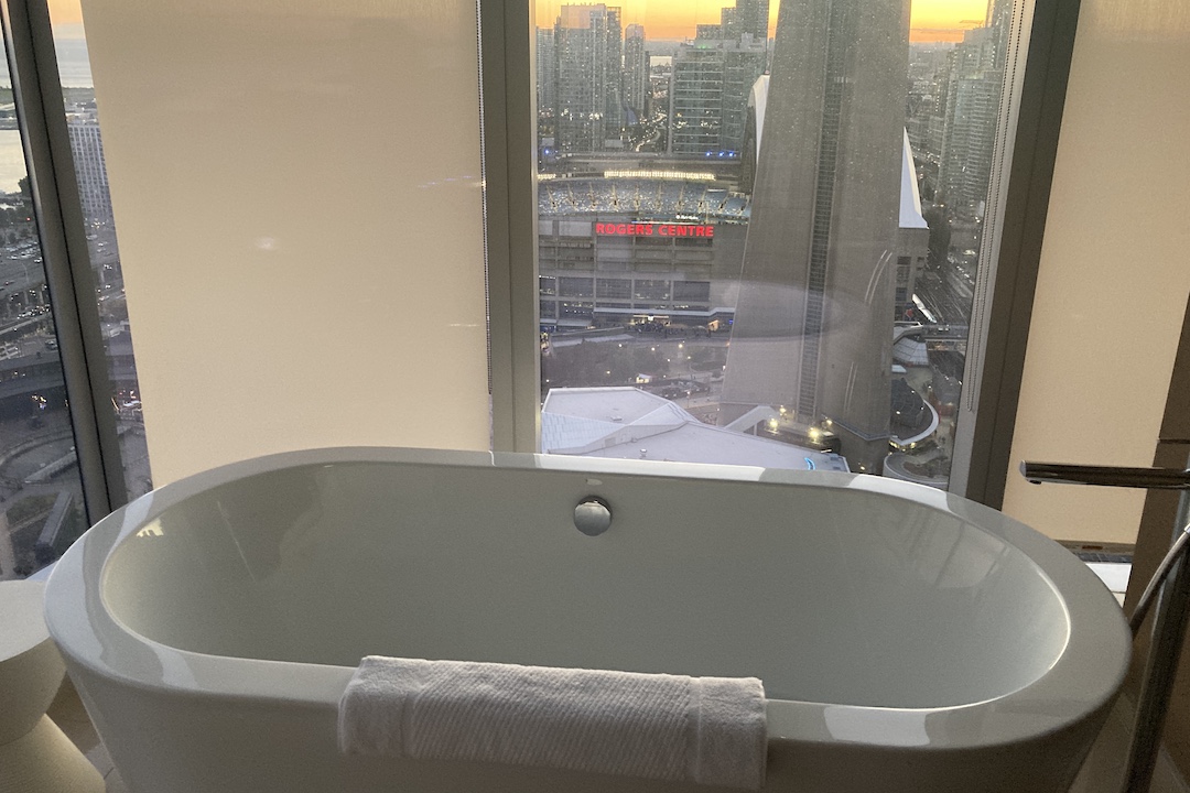 Delta Toronto – Deluxe Guest room, soaker tub