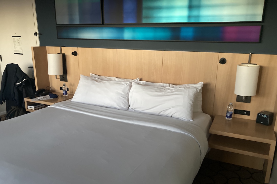 Delta Toronto – Deluxe Guest room, king bed and art