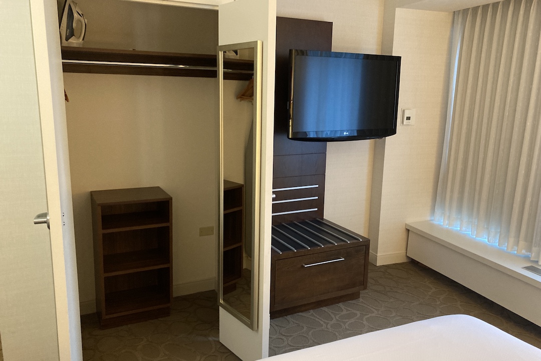 Delta Ottawa – Junior Suite bedroom closet