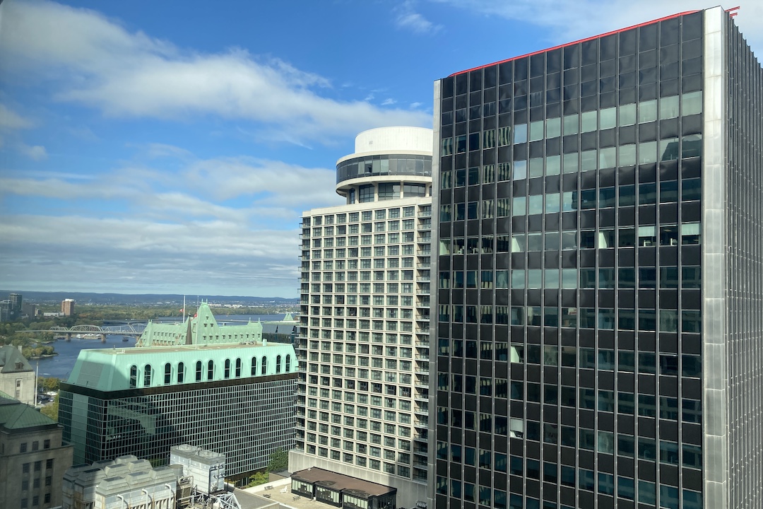 Delta Ottawa – View of Parliament buildings