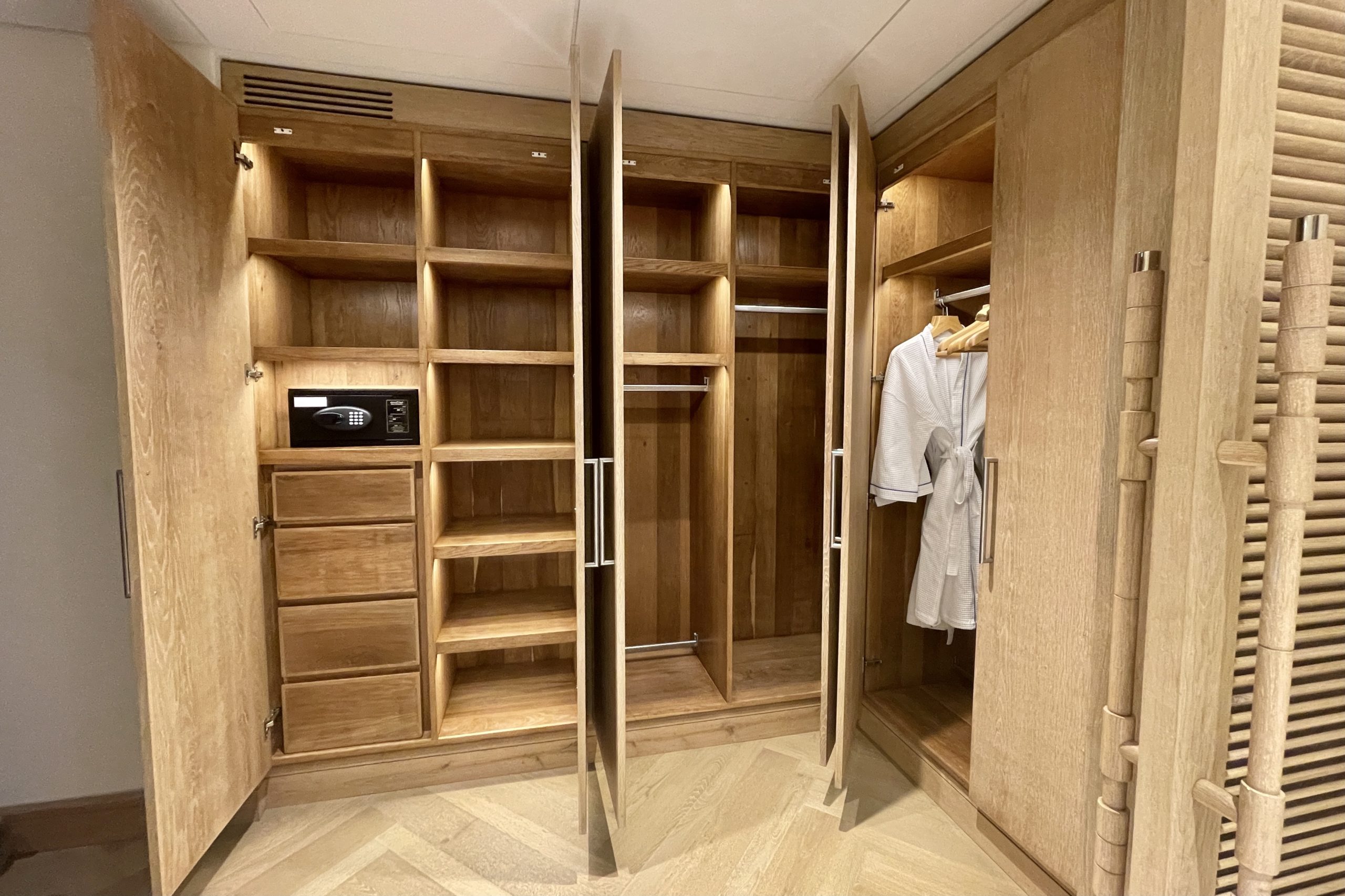 Mango House Seychelles – King Premium Room walk-in closet