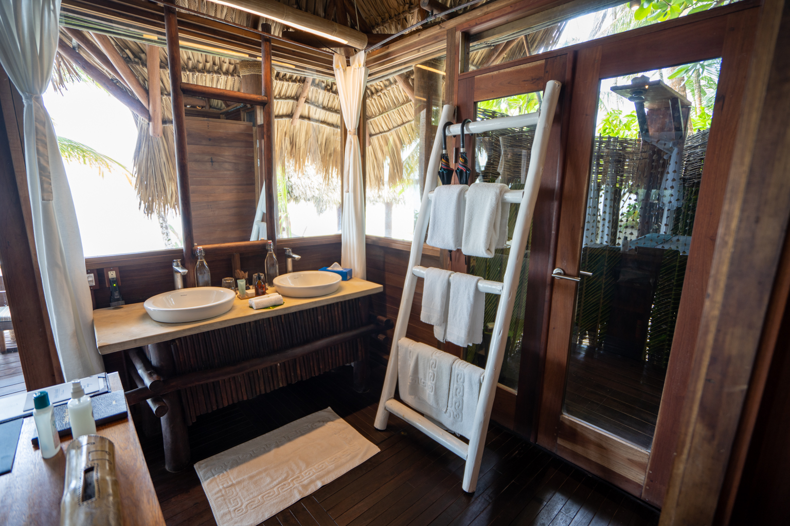 Calala Island – Junior Suite bathroom