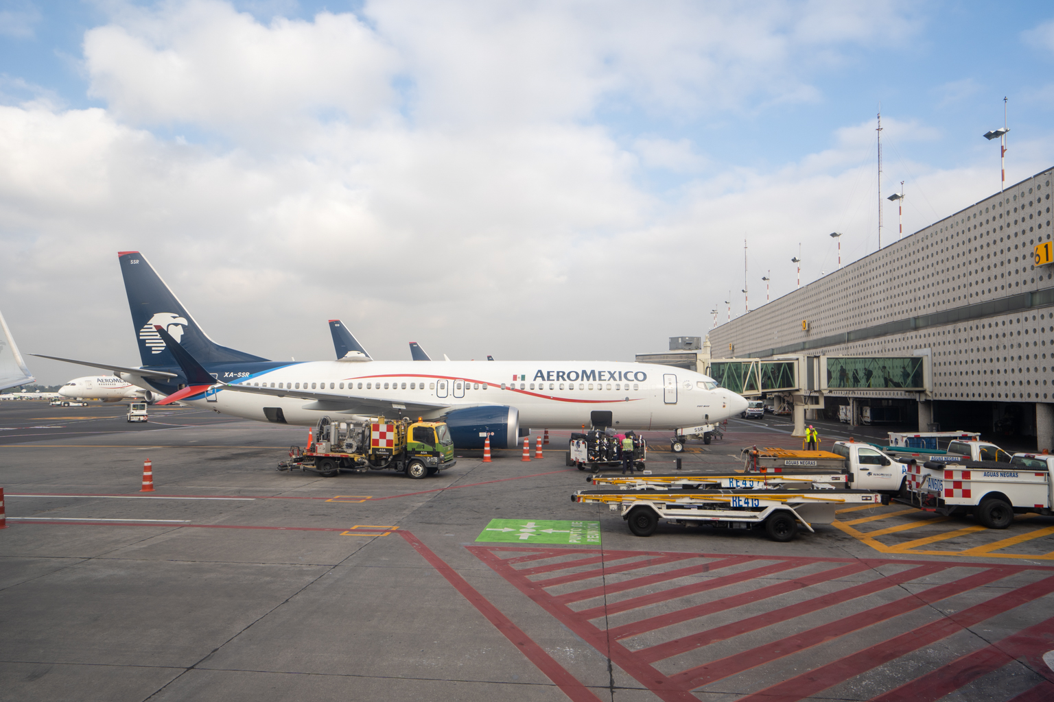 Aeromexico 737 business class – Taxiing at Mexico City