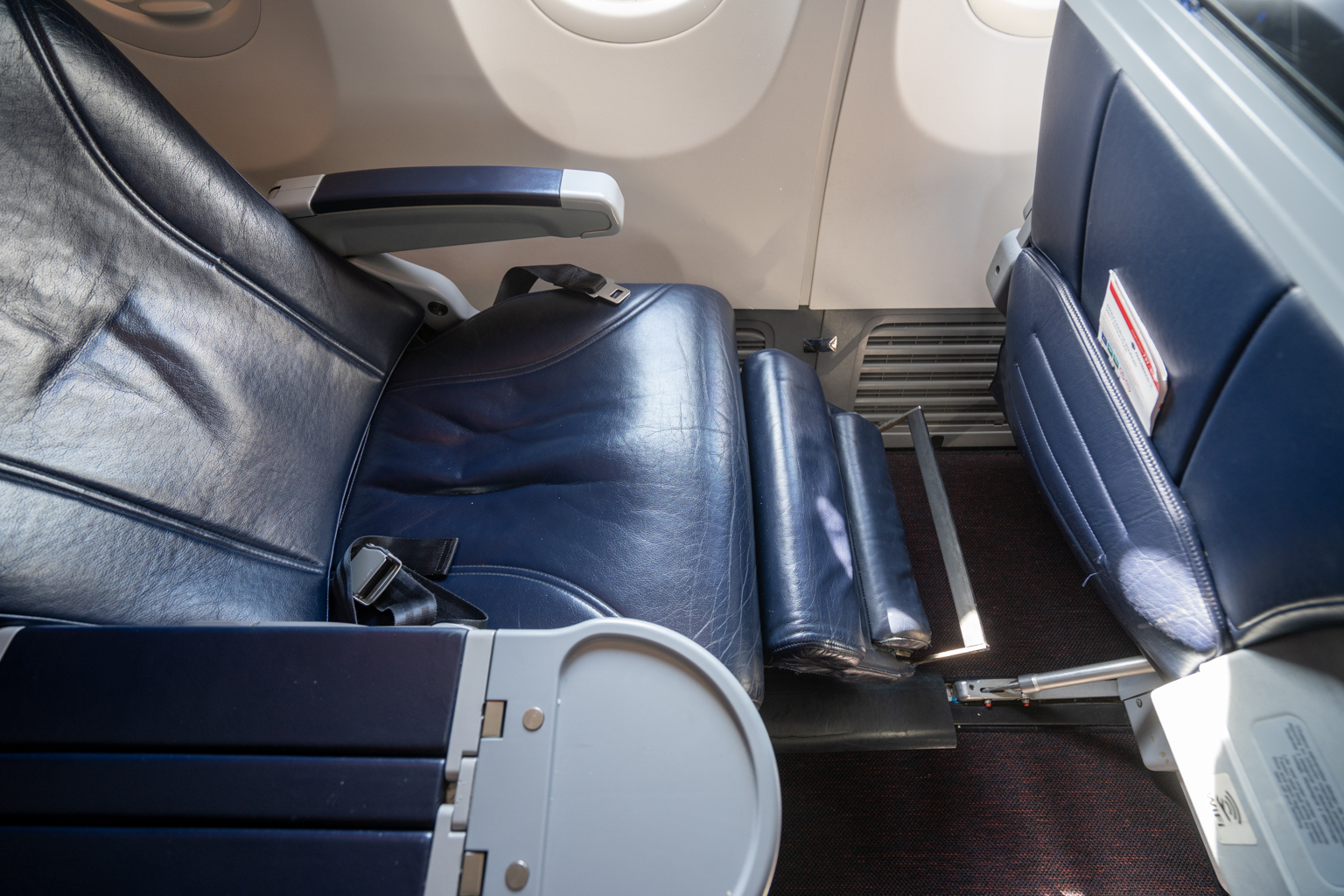 Aeromexico 737 business class – Leg rest